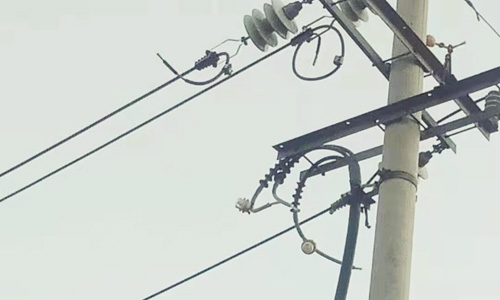 東營華昌電力：東史線鎮(zhèn)政府支線42號(hào)桿帶電接火完成