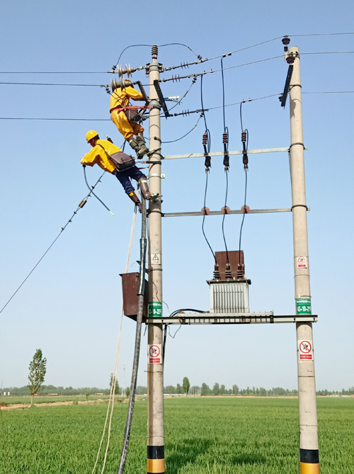濟南至高清高速公路工程電力設施遷改工程——不停電作業(yè)項目：帶電開斷現(xiàn)場