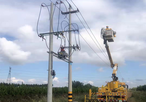 2021年9月17日，10kV王崗線帶電直線桿改耐張桿并加裝開關工作現(xiàn)場